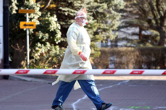 WARSZAWA 25.03.2020 KORONAWIRUS ZAKAZ WYCHODZENIA Z DOMU PUSTE ULICE N Z. UL WOLSKA WOJEWODZKI SZPITAL ZAKAZNY PERSONEL LEKAZ MASECZKA STROJ CHORY FOT. ALEKSANDER MAJDANSKI NEWSPIX.PL --- Newspix.pl  AMA_1637