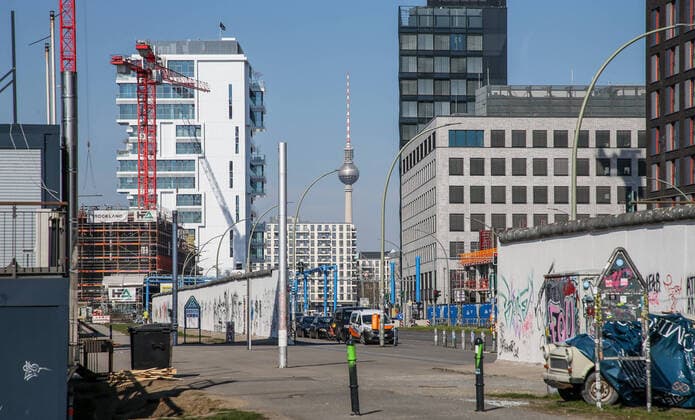 Coronavirus in Berlin Berlin, 25.03.2020, Muehlenstrasse. Wegen des Coronavirus zeigt sich die Muehlenstrasse entlang der East Side Gallery ungewoehnlich Menschenleer. Auf der Strasse ist kaum Verkehr. Berlin Berlin Deutschland Muehlenstrasse