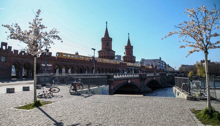 Oberbaumbruecke mit U-Bahn Berlin, 25.03.20, Oberbaumbruecke mit darueber fahrender U-Bahn verbindet die Ortsteile Kreuzberg und Friedrichshain ueber die Spree. Blick auf den ausfahrenden U-Bahnwagen. Berlin Berlin Deutschland Oberbaumbruecke