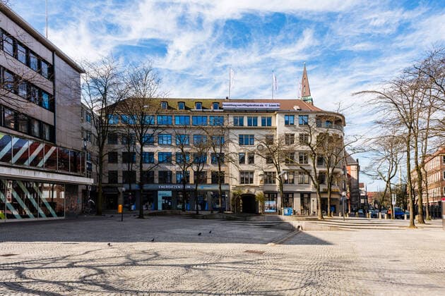 Die Kieler Innenstadt fast ohne Menschen. Die Anweisung der Landesregierung wegen der kritischen Lage durch die Coronavirus Pandemie zu Hause zu bleiben werden weitgehend befolgt Kiel Vorstadt Schleswig-Holstein Deutschland