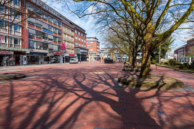 Die Kieler Innenstadt fast ohne Menschen. Die Anweisung der Landesregierung wegen der kritischen Lage durch die Coronavirus Pandemie zu Hause zu bleiben werden weitgehend befolgt Kiel Vorstadt Schleswig-Holstein Deutschland