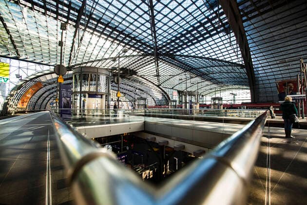 Hauptbahnhof in Berlin am 25. Maerz 2020. Um die Verbreitung des Coronavirus (COVID-19) zu verlangsamen beschlossen Bund und Laender weitere Restriktionen. Nachdem Museen, Theatern, Sportveranstaltungen usw verboten wurden sind seit einigen Tagen Versammlungen mit mehr als zwei Personen in der Oeffentlichkeit grundsaetzlich verboten. Restaurants koennen zum Beispiel nur nich Abholung anbieten. Oeffentliches Leber weiter in Berlin wegen Coronavirus eingeschraenkt