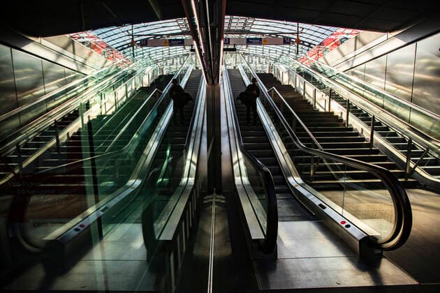 Leere Rolltreppen am Hauptbahnhof in Berlin am 25. Maerz 2020. Um die Verbreitung des Coronavirus (COVID-19) zu verlangsamen beschlossen Bund und Laender weitere Restriktionen. Nachdem Museen, Theatern, Sportveranstaltungen usw verboten wurden sind seit einigen Tagen Versammlungen mit mehr als zwei Personen in der Oeffentlichkeit grundsaetzlich verboten. Restaurants koennen zum Beispiel nur nich Abholung anbieten. Oeffentliches Leber weiter in Berlin wegen Coronavirus eingeschraenkt