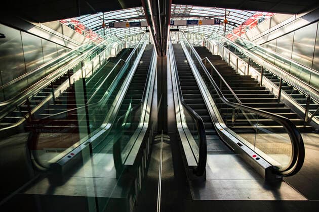 Leere Rolltreppen am Hauptbahnhof in Berlin am 25. Maerz 2020. Um die Verbreitung des Coronavirus (COVID-19) zu verlangsamen beschlossen Bund und Laender weitere Restriktionen. Nachdem Museen, Theatern, Sportveranstaltungen usw verboten wurden sind seit einigen Tagen Versammlungen mit mehr als zwei Personen in der Oeffentlichkeit grundsaetzlich verboten. Restaurants koennen zum Beispiel nur nich Abholung anbieten. Oeffentliches Leber weiter in Berlin wegen Coronavirus eingeschraenkt