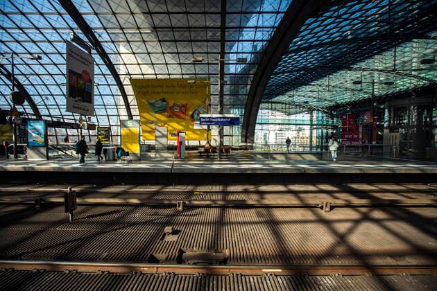 Leere Rolltreppen am Hauptbahnhof in Berlin am 25. Maerz 2020. Um die Verbreitung des Coronavirus (COVID-19) zu verlangsamen beschlossen Bund und Laender weitere Restriktionen. Nachdem Museen, Theatern, Sportveranstaltungen usw verboten wurden sind seit einigen Tagen Versammlungen mit mehr als zwei Personen in der Oeffentlichkeit grundsaetzlich verboten. Restaurants koennen zum Beispiel nur nich Abholung anbieten. Oeffentliches Leber weiter in Berlin wegen Coronavirus eingeschraenkt