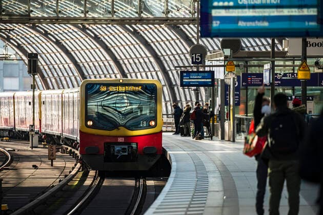 Ein Zug der S-Bahn in Richtung Ostbahnhof kommt am Hauptbahnhof in Berlin am 25. Maerz 2020. Um die Verbreitung des Coronavirus (COVID-19) zu verlangsamen beschlossen Bund und Laender weitere Restriktionen. Nachdem Museen, Theatern, Sportveranstaltungen usw verboten wurden sind seit einigen Tagen Versammlungen mit mehr als zwei Personen in der Oeffentlichkeit grundsaetzlich verboten. Restaurants koennen zum Beispiel nur nich Abholung anbieten. Oeffentliches Leber weiter in Berlin wegen Coronavirus eingeschraenkt