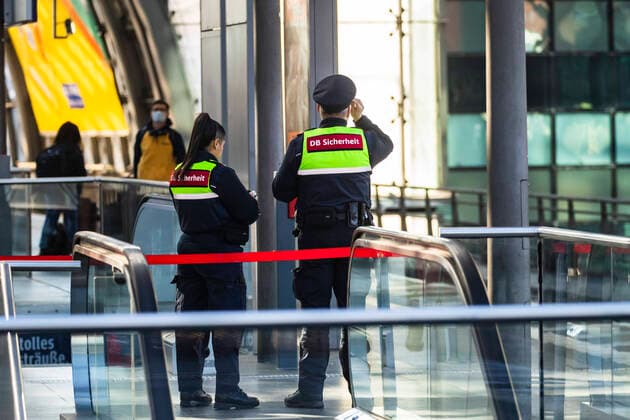 Sicherheitsleute der Deutschen Bahn am Hauptbahnhof in Berlin am 25. Maerz 2020. Um die Verbreitung des Coronavirus (COVID-19) zu verlangsamen beschlossen Bund und Laender weitere Restriktionen. Nachdem Museen, Theatern, Sportveranstaltungen usw verboten wurden sind sind seit einigen Tagen Versammlungen mit mehr als zwei Personen in der Oeffentlichkeit grundsaetzlich verboten. Restaurants koennen zum Beispiel nur nich Abholung anbieten. Oeffentliches Leber weiter in Berlin wegen Coronavirus eingeschraenkt
