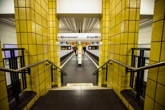 Leerer Bahnhof Friedrichstrasse in Berlin am 25. Maerz 2020. Um die Verbreitung des Coronavirus (COVID-19) zu verlangsamen beschlossen Bund und Laender weitere Restriktionen. Nachdem Museen, Theatern, Sportveranstaltungen usw verboten wurden sind sind seit einigen Tagen Versammlungen mit mehr als zwei Personen in der Oeffentlichkeit grundsaetzlich verboten. Oeffentliches Leber weiter in Berlin wegen Coronavirus eingeschraenkt