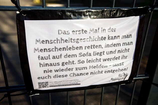News Bilder des Tages Schild ueber Heldentum in Zeiten von Coronavirus in Berlin am 25. Maerz 2020. Um die Verbreitung des Coronavirus (COVID-19) zu verlangsamen beschlossen Bund und Laender weitere Restriktionen. Nachdem Museen, Theatern, Sportveranstaltungen usw verboten wurden sind ab heute Versammlungen mit mehr als zwei Personen in der Oeffentlichkeit grundsaetzlich verboten. Restaurants koennen zum Beispiel nur nich Abholung anbieten. Oeffentliches Leber weiter in Berlin wegen Coronavirus eingeschraenkt