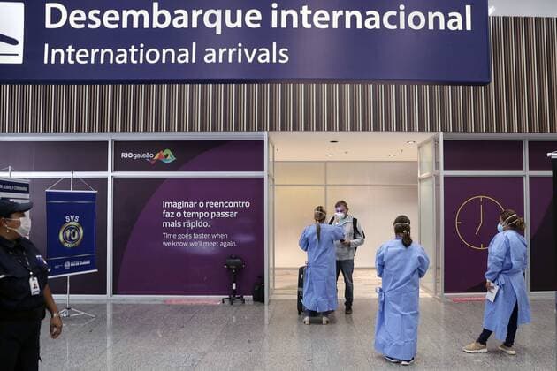 Health workers measure the temperature to travelers at the Galeao airport in Rio de Janeiro, Brazil, 25 March 2020. As President Jair Bolsonaro has claimed the economy is more important, some authorities in the country have split from the president s position and calling people for a strict quarantine. Health controls at the Galeao airport in Rio de Janeiro !ACHTUNG: NUR REDAKTIONELLE NUTZUNG!  Copyright: xAntonioxLacerdax AME7811 20200325-637207602545616071