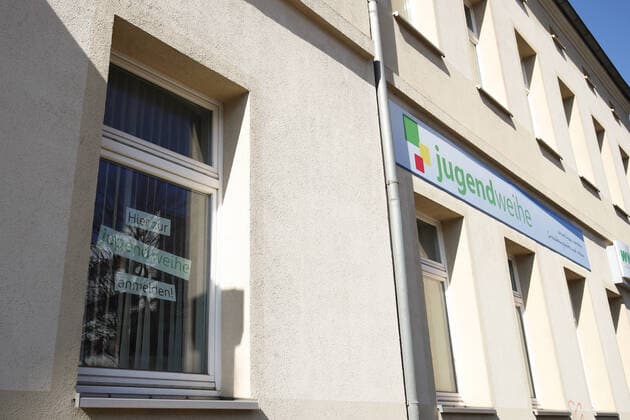 Der Landesverband der Interessenvereinigung Jugendweihe in Magdeburg als grösster Veranstalter von Jugendweihen hat alle Veranstaltungen in Sachsen Anhalt verschoben, es gab für dieses Jahr etwa 6000 Anmeldungen. Es wird beim Landesverband derzeit an Notfallplänen gearbeitet, die für April geplanten Feiern wurden verschoben, laut der Internetseite.