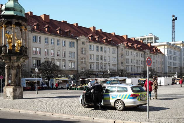 Polizei steht am Wochenmarkt auf dem Alten Markt in Magdeburg und überwacht das Markttreiben in Zeiten der Corona Krise