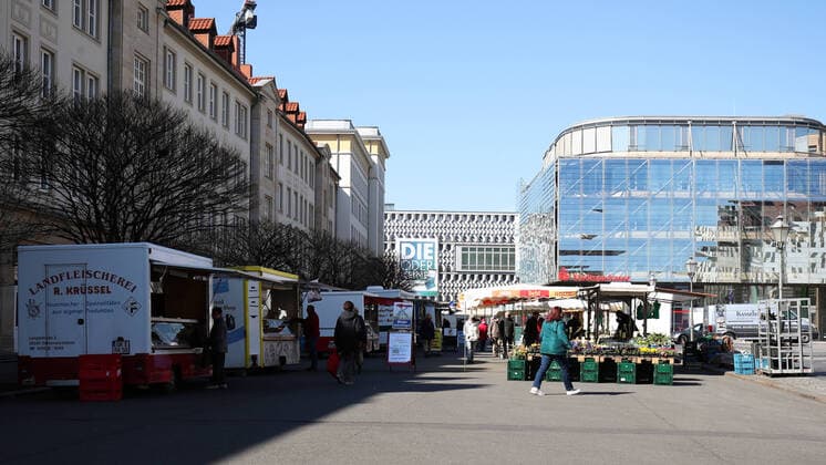 Wochenmarkt auf dem Alten Markt in Magdeburg und das Markttreiben in Zeiten der Corona Krise