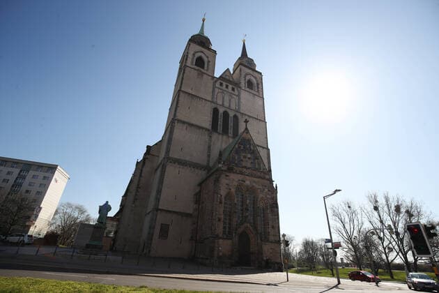 Die Johanniskirche in Magdeburg, in der Kirche finden jedes Jahr grosse Jugendweihen statt - Der Landesverband der Interessenvereinigung Jugendweihe in Magdeburg als grösster Veranstalter von Jugendweihen hat alle Veranstaltungen in Sachsen Anhalt verschoben, es gab für dieses Jahr etwa 6000 Anmeldungen. Es wird beim Landesverband derzeit an Notfallplänen gearbeitet, die für April geplanten Feiern wurden verschoben, laut der Internetseite.