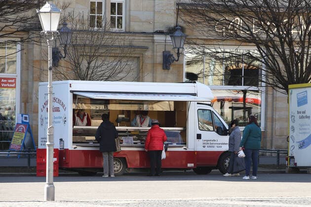 Wochenmarkt auf dem Alten Markt in Magdeburg und das Markttreiben in Zeiten der Corona Krise