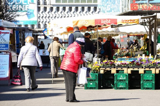 Wochenmarkt auf dem Alten Markt in Magdeburg und das Markttreiben in Zeiten der Corona Krise