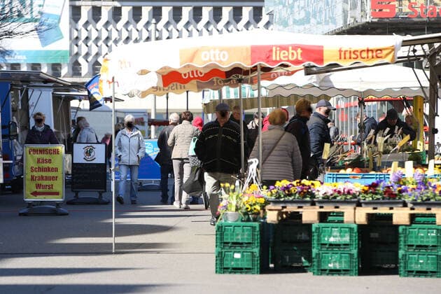 Wochenmarkt auf dem Alten Markt in Magdeburg und das Markttreiben in Zeiten der Corona Krise