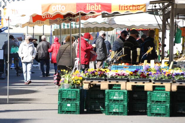 Wochenmarkt auf dem Alten Markt in Magdeburg und das Markttreiben in Zeiten der Corona Krise