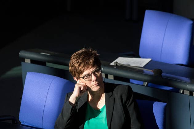 News Bilder des Tages Berlin, Plenarsitzung im Bundestag Deutschland, Berlin - 25.03.2020: Im Bild ist Annegret Kramp-Karrenbauer (Verteidigungsministerin, Bundesvorsitzende der CDU) während der Sitzung des deutschen Bundestags zu sehen. Berlin Bundestag Berlin Deutschland