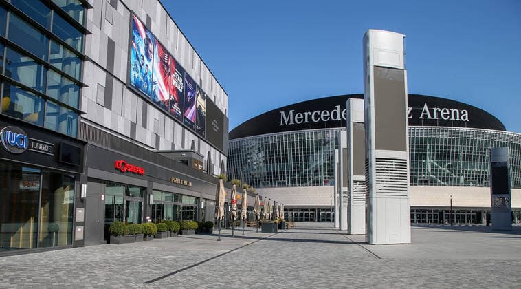 Corona in Berlin Berlin, 25.03.20, Blick auf Platz vor Mercedes- Benz-Arena und UCI. Wegen des Corona-Virus zeigt sich der Mercedes Platz ungewoehnlich menschenleer. Veranstaltungen sind vorerst abgesagt. Berlin Berlin Deutschland Mercedes-Benz-Arena