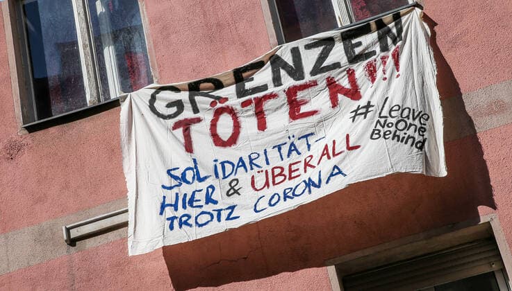 Coronavirus in Berlin Berlin, 25.03.2020, Kreuzberg. An einer Hauswand haengt ein Plakat mit dem Schriftzug: Grenzen toeten! Solidaritaet hier und ueberall trotz Corona. leavenoonebehind Berlin Berlin Deutschland Kreuzberg