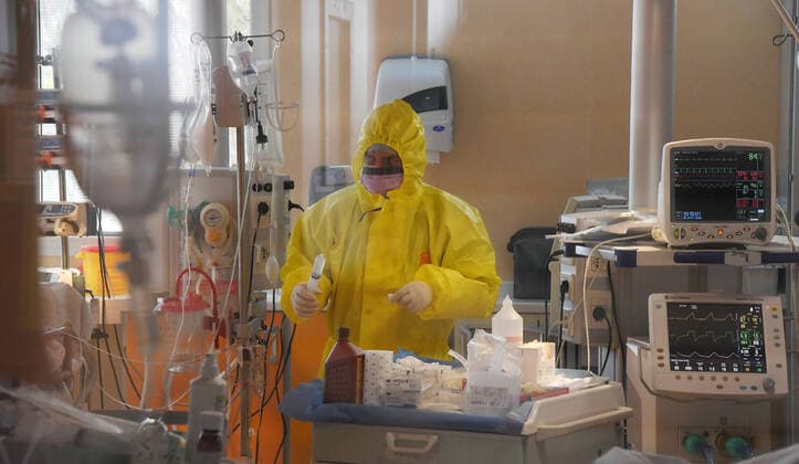 Rom 25.03.2020 Corona Krise: Pressetermin in der Intensivstation des Casal Palocco Krankenhaus; Ein Intensivpfleger betreuen Covid 19 Patienten