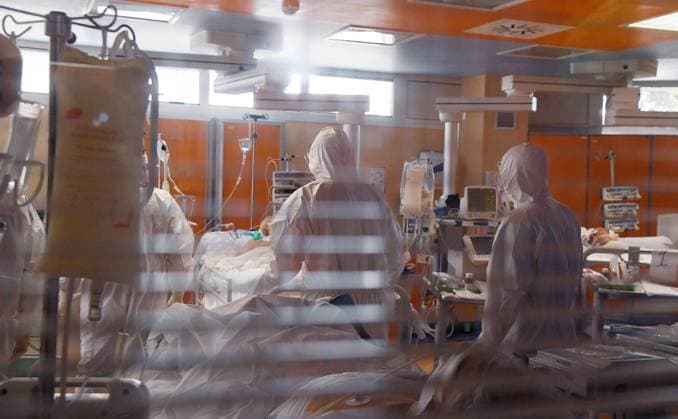 News Bilder des Tages Rom 25.03.2020 Corona Krise: Pressetermin in der Intensivstation des Casal Palocco Krankenhaus; Intensivpfleger betreuen Covid 19 Patienten *** Rome 25 03 2020 Corona Crisis Press meeting in the intensive care unit of the Casal Palocco Hospital Intensive care nurses care Covid 19 patients