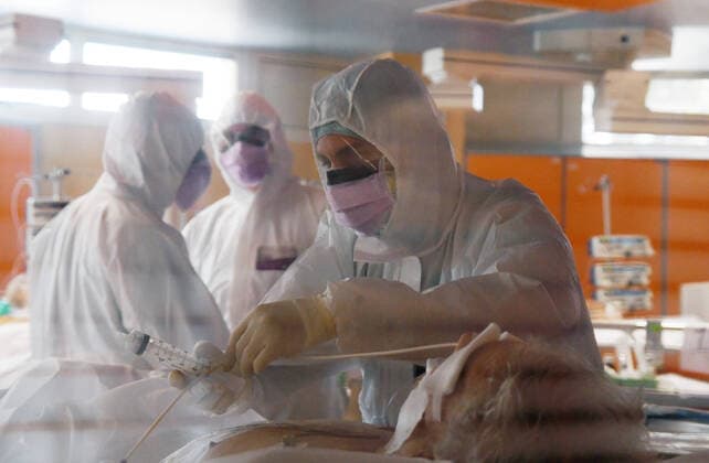 Rom 25.03.2020 Corona Krise: Pressetermin in der Intensivstation des Casal Palocco Krankenhaus; Ein Intensivpfleger betreuen Covid 19 Patienten