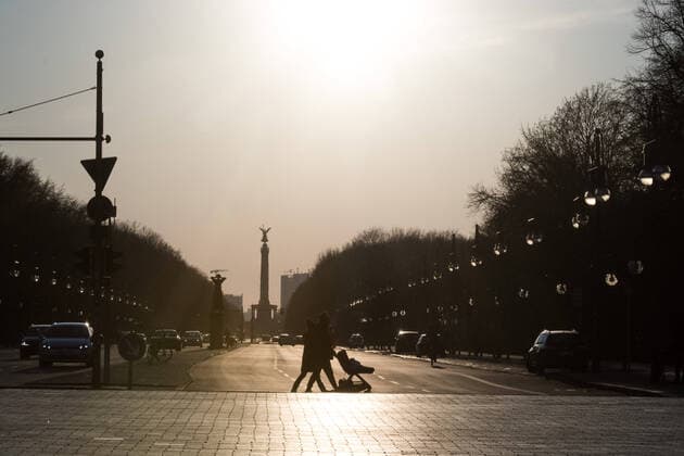 Coronavirus, Eindrücke aus Berlin Deutschland, Berlin - 25.03.2020: Im Bild ist die Straße des 17. Juni mit der Siegessäule zu sehen. Berlin Berlin Deutschland