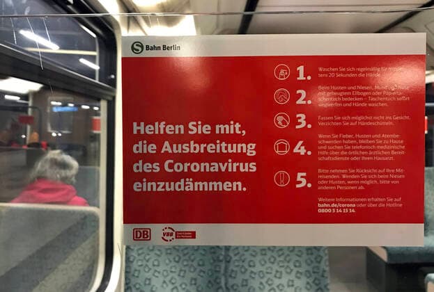 25.03.2020, Berlin, GER - Sticker mit Hinweisen zur Eindaemmung des Corona-Virus in einem S-Bahnwaggon. (Alltag, Aufkleber, Berlin, Coronaepidemie, Coronainfektion, Coronapandemie, Coronavirus, Covid 19, Covid-19, deutsch, Deutschland, Europa, europaeisch, Fahrgast, Hinweis, Hinweisschild, innen, Innenaufnahme, Kontaktverbot, Mensch, Mindestabstand, oeffentlicher Personennahverkehr, OEPNV, Person, QF, Querformat, S-Bahn, S-Bahnwaggon, Sticker, Verkehr, Westeuropa, Wirtschaft) 200325D802BERLIN.JPG
