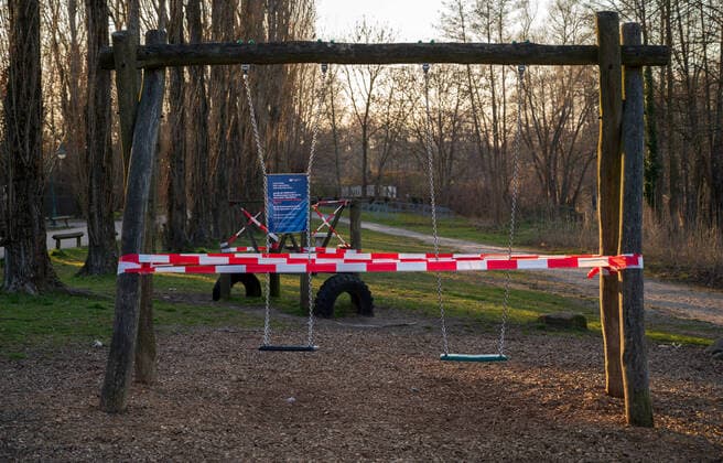 Potsdam Landeshauptstadt Brandenburg 25.03.2020 Schwanenallee Neuer Garten Potsdam KInderspielplatz Schwanenallee Jungfernsee Als PRÄVENTIVMASSNAHME zur Eindämmung von INFEKTIONEN durch das CORONAVIRUS ( COVID -19 ) bleiben alle Spielplätze im Land Brandenburg vorerst gesperrt.