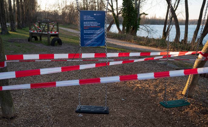 Potsdam Landeshauptstadt Brandenburg 25.03.2020 Schwanenallee Neuer Garten Potsdam KInderspielplatz Schwanenallee Jungfernsee Als PRÄVENTIVMASSNAHME zur Eindämmung von INFEKTIONEN durch das CORONAVIRUS ( COVID -19 ) bleiben alle Spielplätze im Land Brandenburg vorerst gesperrt.
