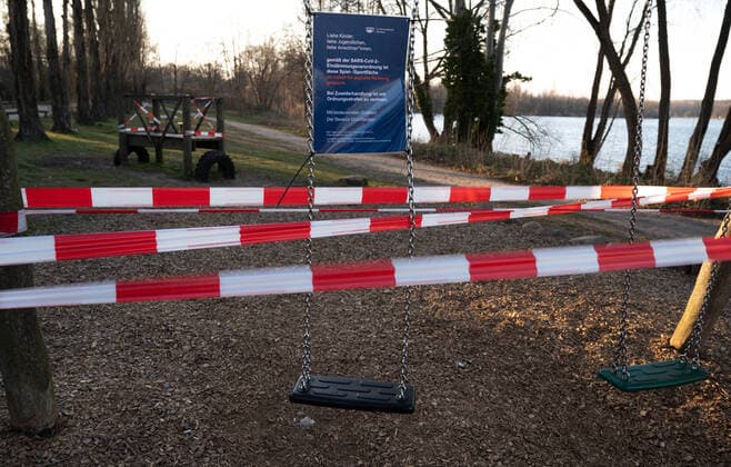 Potsdam Landeshauptstadt Brandenburg 25.03.2020 Schwanenallee Neuer Garten Potsdam KInderspielplatz Schwanenallee Jungfernsee Als PRÄVENTIVMASSNAHME zur Eindämmung von INFEKTIONEN durch das CORONAVIRUS ( COVID -19 ) bleiben alle Spielplätze im Land Brandenburg vorerst gesperrt.