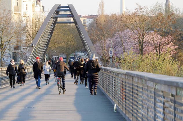 25.03.2020, Berlin - Deutschland. Corona-Krise, Menschen genießen das schöne Wetter an der frischen Luft, sie halten alle den vorgebenen Abstand zueinander, um niemanden in Gefahr zu bringen.