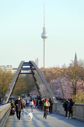 25.03.2020, Berlin - Deutschland. Corona-Krise, Menschen genießen das schöne Wetter an der frischen Luft, sie halten alle den vorgebenen Abstand zueinander, um niemanden in Gefahr zu bringen.
