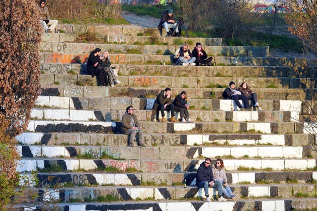 25.03.2020, Berlin - Deutschland. Corona-Krise, Menschen genießen das schöne Wetter im Amphitheater im Mauerpark, sie halten alle den vorgebenen Abstand zueinander, um niemanden in Gefahr zu bringen.