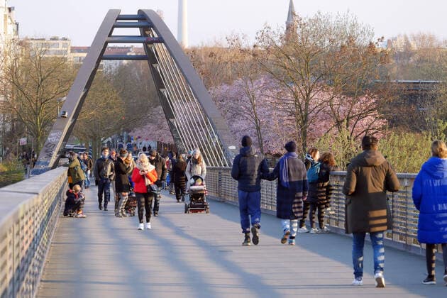 25.03.2020, Berlin - Deutschland. Corona-Krise, Menschen genießen das schöne Wetter an der frischen Luft, sie halten alle den vorgebenen Abstand zueinander, um niemanden in Gefahr zu bringen.