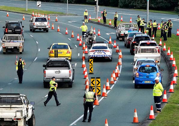 QLD BORDER CLOSURE, Motorists are stopped at a checkpoint on the Gold Coast Highway at Coolangatta on the Queensland NSW border border , Thursday, March 26, 2020. The Queensland border is closed to non Queensland residents as authorities try to stop the spread of COVID-19. ( NO ARCHIVING, EDITORIAL USE ONLY, NO USE IN BOOKS WITHOUT CONSENT BRISBANE QLD AUSTRALIA  Copyright: xDAVExHUNTx 20200326001459829385