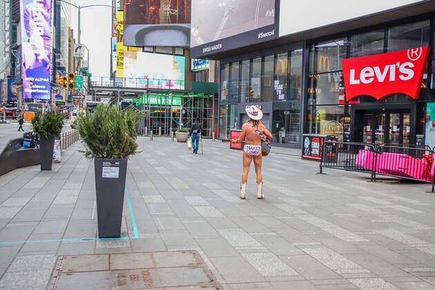 March 25, 2020, New York, NEW YORK, EUA: The iconic New York City cowboy character is seen walking in Manhattan s Times Square during a coronavirus pandemic COVID19 in New York, United States. New York EUA - ZUMAc233 47096434st Copyright: xVanessaxCarvalhox