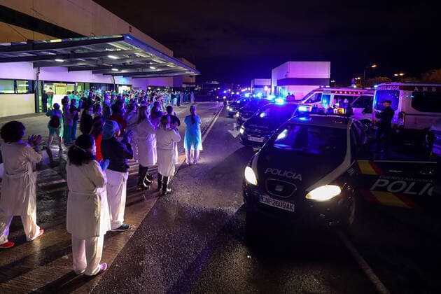 March 25, 2020, Valencia, VALENCIA, SPAIN: Illustration, Medical Staff and Police Corps thank each other for the work they do at La Fe Hospital of Valencia during the eleventh day after the Government declared the state of alarm in Spain and recommended people to stay at home to fight coronavirus COVID-19 on March 25, 2020 in Valencia, Spain Valencia SPAIN - ZUMAa181 20200325_zaa_a181_090 Copyright: xIvanxTerronx