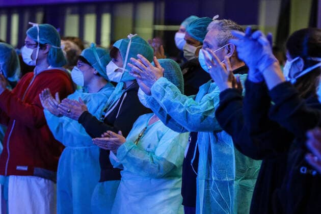 March 25, 2020, Valencia, VALENCIA, SPAIN: Illustration, Medical Staff and Police Corps thank each other for the work they do at La Fe Hospital of Valencia during the eleventh day after the Government declared the state of alarm in Spain and recommended people to stay at home to fight coronavirus COVID-19 on March 25, 2020 in Valencia, Spain Valencia SPAIN - ZUMAa181 20200325_zaa_a181_097 Copyright: xIvanxTerronx
