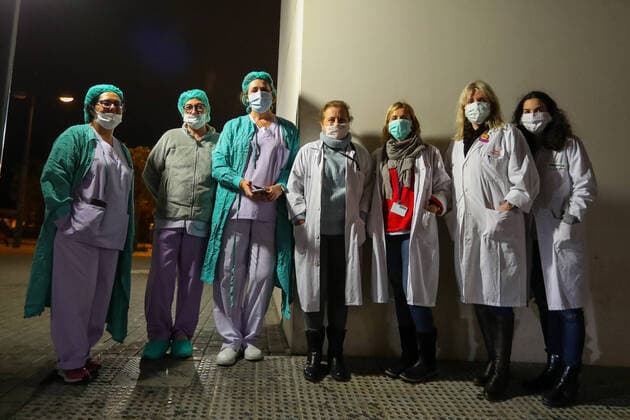 March 25, 2020, Valencia, VALENCIA, SPAIN: Illustration, Medical Staff and Police Corps thank each other for the work they do at La Fe Hospital of Valencia during the eleventh day after the Government declared the state of alarm in Spain and recommended people to stay at home to fight coronavirus COVID-19 on March 25, 2020 in Valencia, Spain Valencia SPAIN - ZUMAa181 20200325_zaa_a181_103 Copyright: xIvanxTerronx