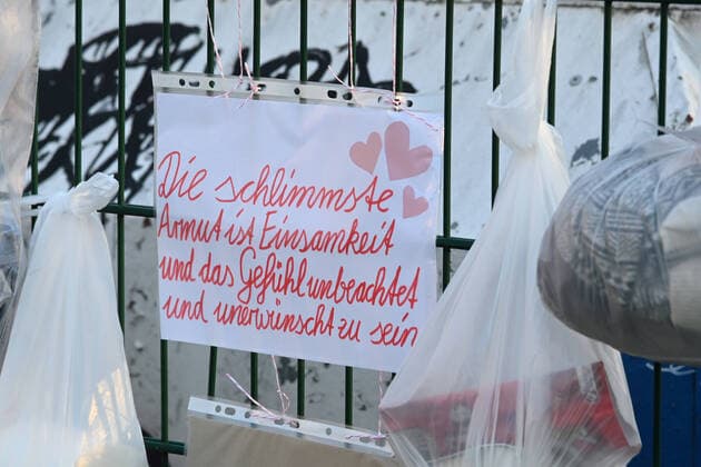 GER Dresden - Gabenzaun in der Dresdner Neustadt soll Obdachlosen helfen und wird mit Beuteln voller Sachen und Geschenke behangen - Hilfe Solidaritaet Not 25.03.20 250320 ddbd