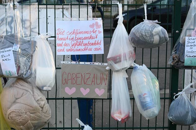 GER Dresden - Gabenzaun in der Dresdner Neustadt soll Obdachlosen helfen und wird mit Beuteln voller Sachen und Geschenke behangen - Hilfe Solidaritaet Not 25.03.20 250320 ddbd