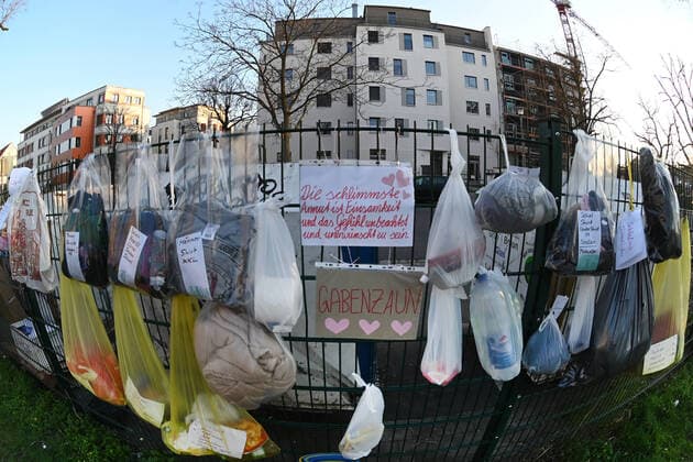 GER Dresden - Gabenzaun in der Dresdner Neustadt soll Obdachlosen helfen und wird mit Beuteln voller Sachen und Geschenke behangen - Hilfe Solidaritaet Not 25.03.20 250320 ddbd