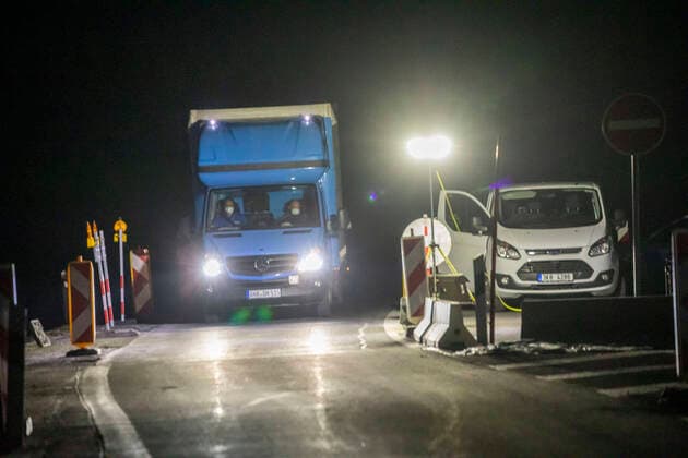 200325 Grenze Die tschechische Regierung macht ernst in der Coronakrise. Schon vor einigen Tagen kündigte die Regierung an, die Grenzen auch für Berufspendler dicht zu machen. Bis jetzt konnten im Umkreis von 100 Kilometer die Berufspendler auserwählte Grenzen überqueren. Da aber tschechische Pendler sich in Deutschland mit dem Coronavirus infizierten, sowie zahlreiche Pendler den Grenzübertritt missbrauchten, zog die tschechische Regierung die Reißlinie. Ca. 50.000 Pendler trifft die Maßnahme. Der tschechische Innenminister Jan Hamacek schlägt vor, dass bisherige Pendler entweder zuhause bleiben oder sich für mehrere Wochen eine Unterkunft in Deutschland suchen. Im letzteren Fall müssten sich die Rückkehrer in Tschechien in eine zweiwöchige Quarantäne begeben. Das gilt ebenfalls für Pendler aus Österreich. Die Regelung wä