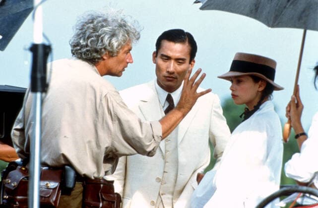 THE LOVER, director Jean-Jacques Annaud, Tony Leung, Jane March, 1992, (c)MGM courtesy Everett Collection MGM Courtesy Everett Collection !ACHTUNG AUFNAHMEDATUM GESCHÃ„TZT! PUBLICATIONXNOTxINxCANxCHNxFRAxITAxJPNxNORxPOLxRUSxESPxUKxUSA Copyright: xMGM CourtesyxEverettxCollectionx MSDLOVE EC035