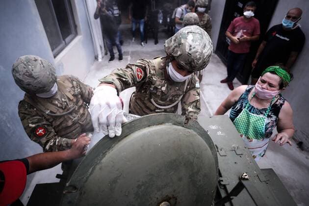News Bilder des Tages Army soldiers distribute food in poor neighborhoods where people are unable to work as a result of the mandatory quarantine in Buenos Aires, Argentina, 25 March 2020. Two new deaths brought the number of fatalities due to coronavirus in Argentina to eight and the Government decided to tighten controls on compliance with the mandatory quarantine to prevent the spread of the pandemic, given the collapse of traffic that occurred in the morning in the main accesses to the capital. EFE Juan Ignacio Roncoroni Deaths in Argentina due to coronavirus rise to 8 and controls increase !ACHTUNG: NUR REDAKTIONELLE NUTZUNG!  Copyright: xJUANxIGNACIOxRONCORONIx AME7897 20200325-637207741871338435
