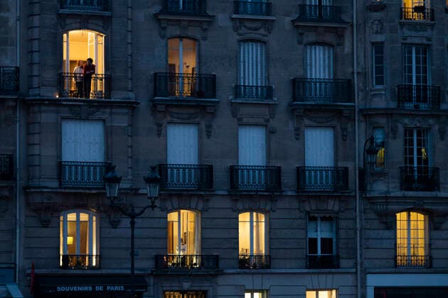 Les Catholiques sont invites a mettre une bougie sur leur balcon pour celebrer la fete de l annonciation - Applaudissements en soutien du corps medical NEWS : COVID 19 a Paris - 25 03 2020 JBAutissier Panoramic 