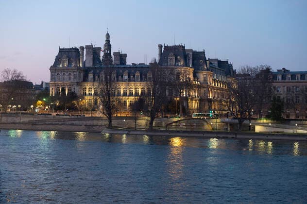 Les Catholiques sont invites a mettre une bougie sur leur balcon pour celebrer la fete de l annonciation - Applaudissements en soutien du corps medical NEWS : COVID 19 a Paris - 25 03 2020 JBAutissier Panoramic 